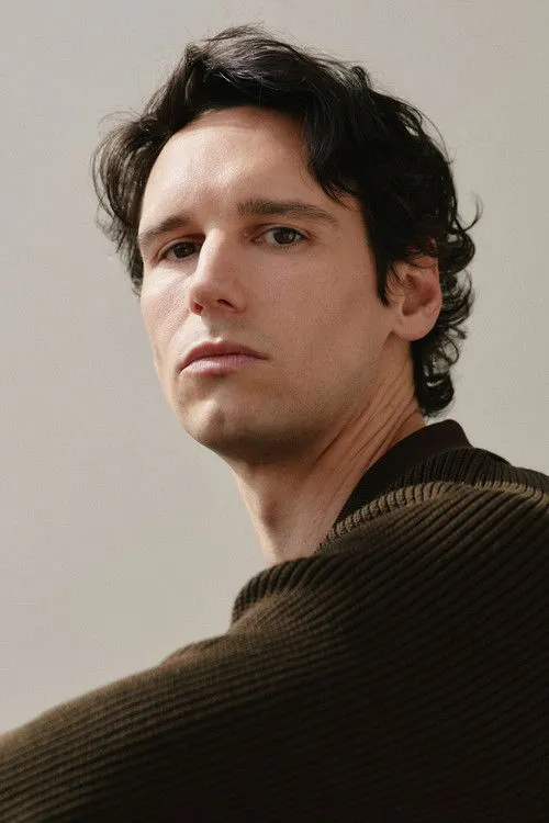 Cory Michael Smith Oyuncu Profil Görseli