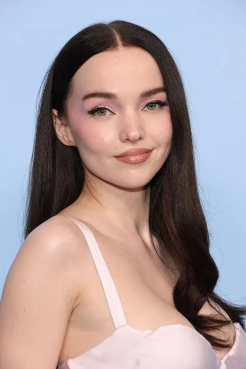 Dove Cameron Oyuncu Profil Görseli