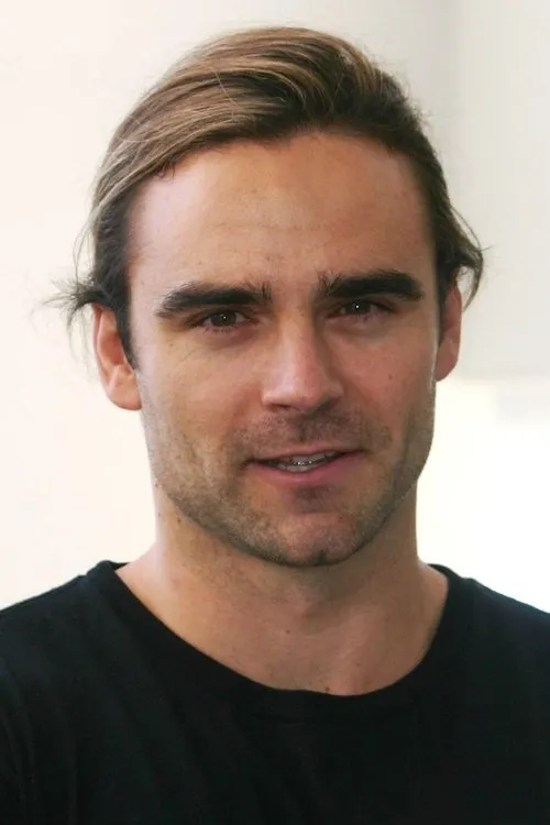 Dustin Clare Oyuncu Profil Görseli