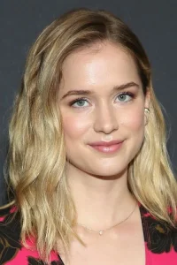 Elizabeth Lail Oyuncu Profil Görseli