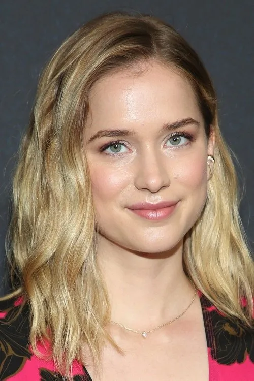 Elizabeth Lail Oyuncu Profil Görseli