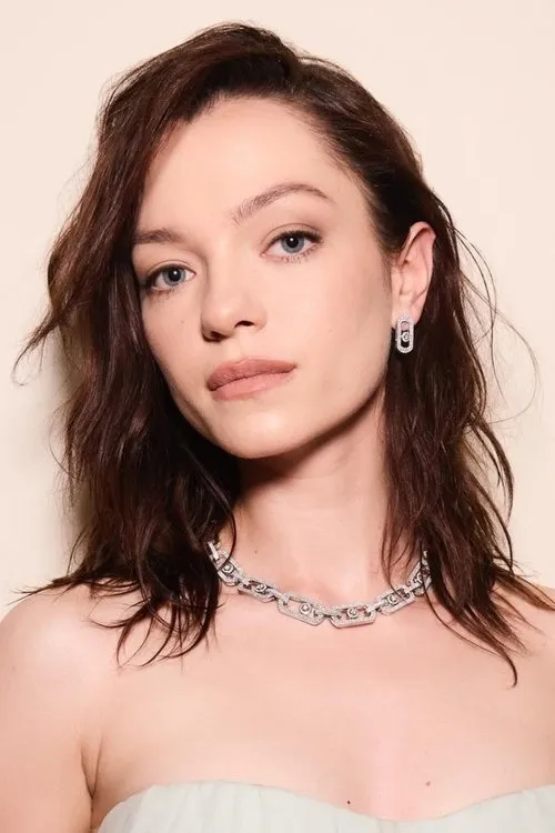 Esmé Creed-Miles Oyuncu Profil Görseli