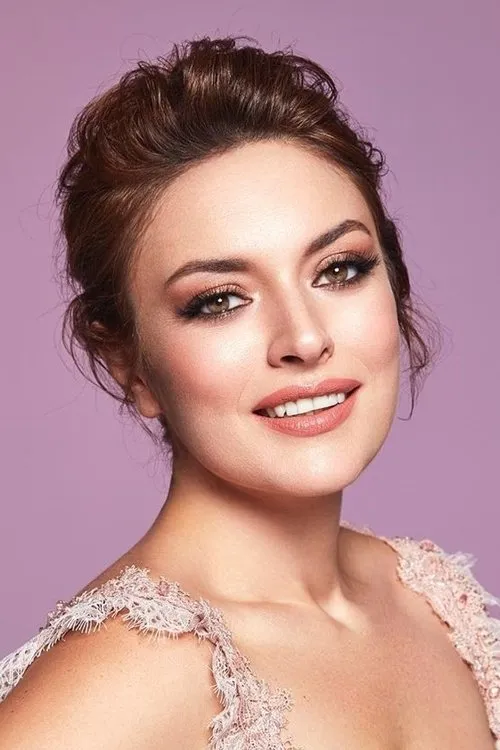 Ezgi Mola Oyuncu Profil Görseli