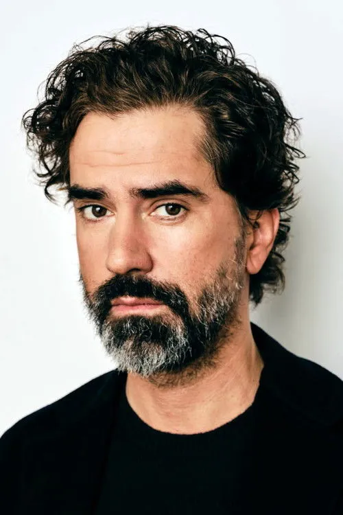 Hamish Linklater Oyuncu Profil Görseli