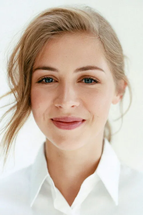 Hermione Corfield Oyuncu Profil Görseli