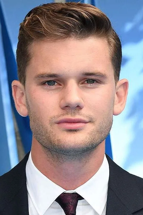 Jeremy Irvine Oyuncu Profil Görseli