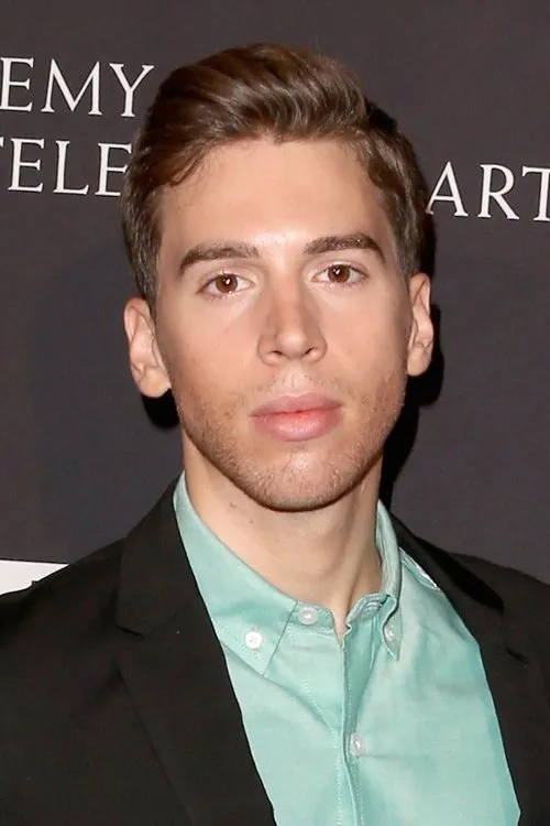 Jordan Gavaris Oyuncu Profil Görseli