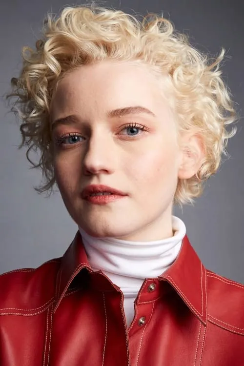 Julia Garner Oyuncu Profil Görseli
