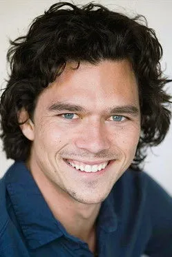 Luke Arnold Oyuncu Profil Görseli