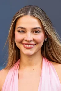 Madelyn Cline Oyuncu Profil Görseli