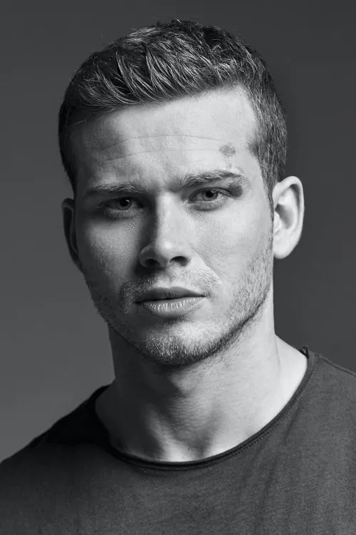 Oliver Stark Oyuncu Profil Görseli