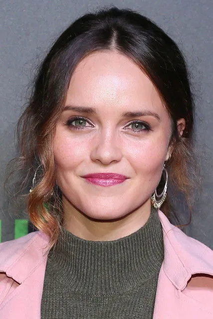 Rebecca Breeds Oyuncu Profil Görseli