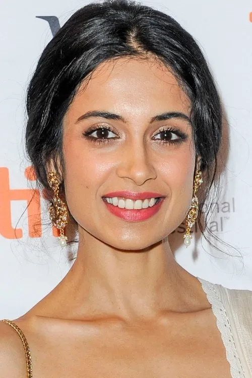 Sarah-Jane Dias Oyuncu Profil Görseli