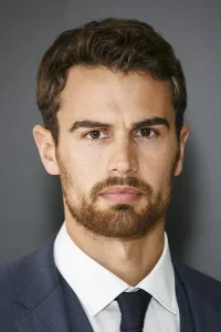 Theo James Oyuncu Profil Görseli