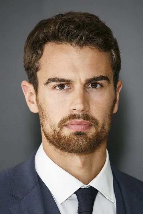 Theo James Oyuncu Profil Görseli