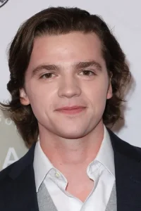 Joel Courtney Oyuncu Profil Görseli