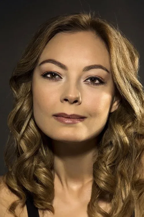Özge Özder Oyuncu Profil Görseli
